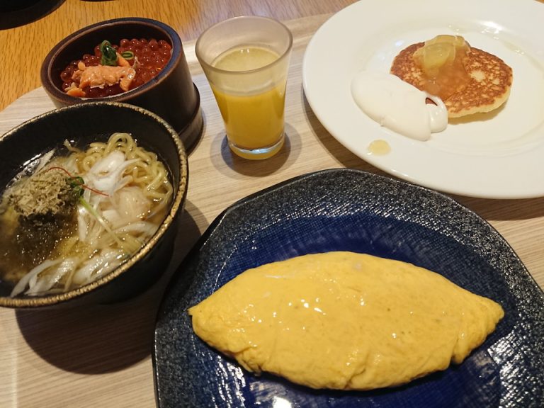 りんごのパンケーキ、しぼりたてりんごジュース、ホタテラーメン、オムレツはライブキッチンで提供されていました