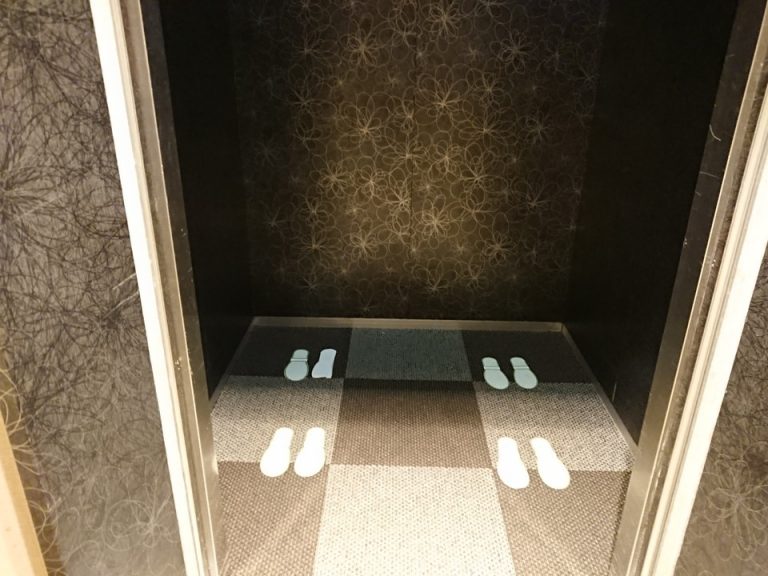 エレベータ内もソーシャルディスタンスをとるよう工夫されていました