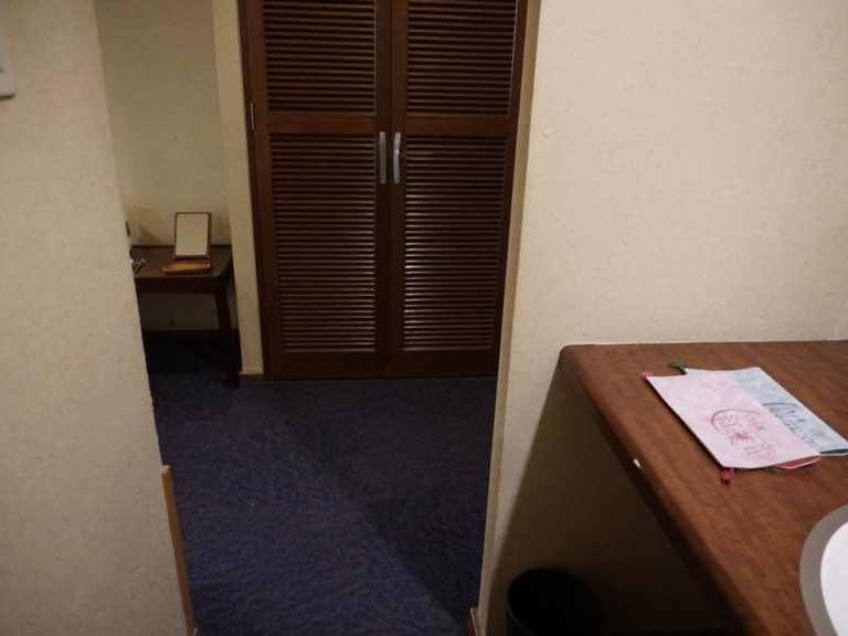 洗面所から部屋に向かって