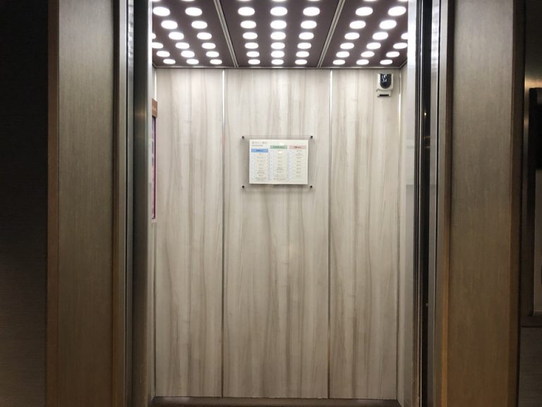 エレベーター内観(1)