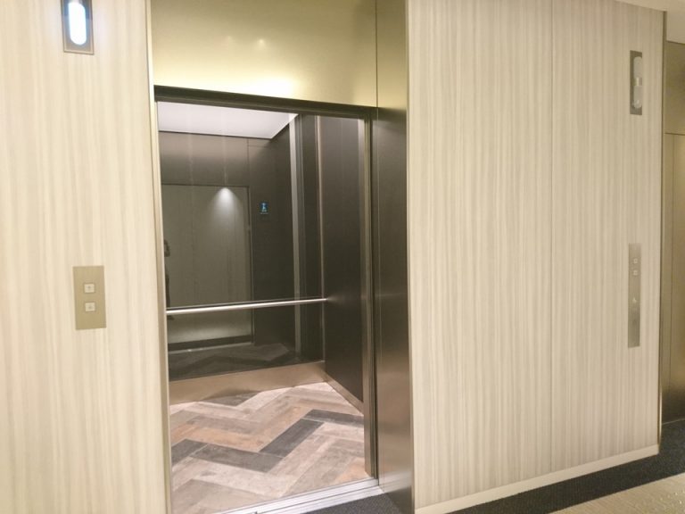 エレベーター内観(1)