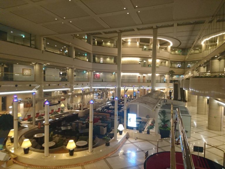 ロビー吹き抜け