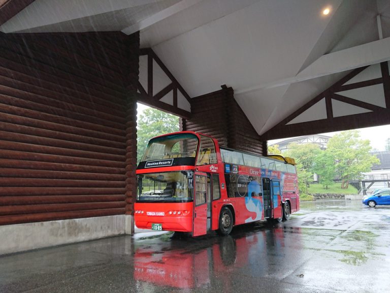 都内で観光に使われている2階建てのオープンバスで奥入瀬渓流を駆け抜けるバスツアーを開催しています(有料)