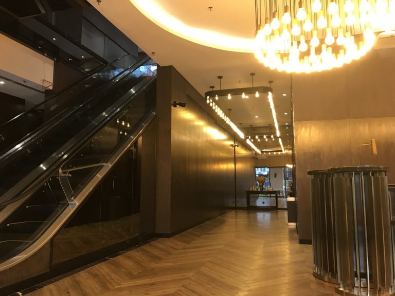 エレベーターホールのフロント階です。毎度フロントの人がエレベーターボタンを押してくれます。