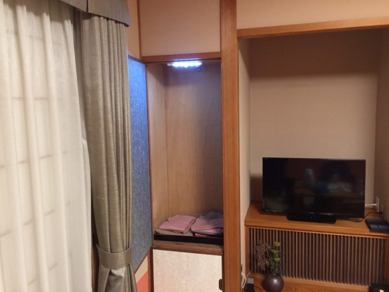 クローゼットは扉を開くとライトがつきます