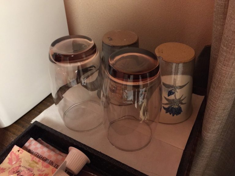 客室に用意されたグラスとカップ
