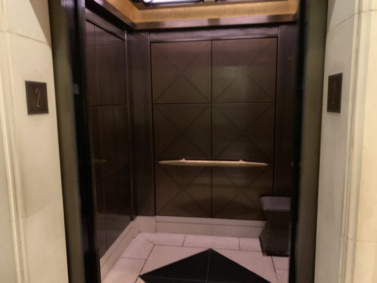 エレベーター内観