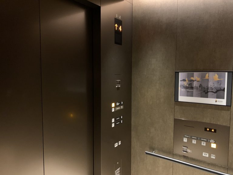 エレベーター内観