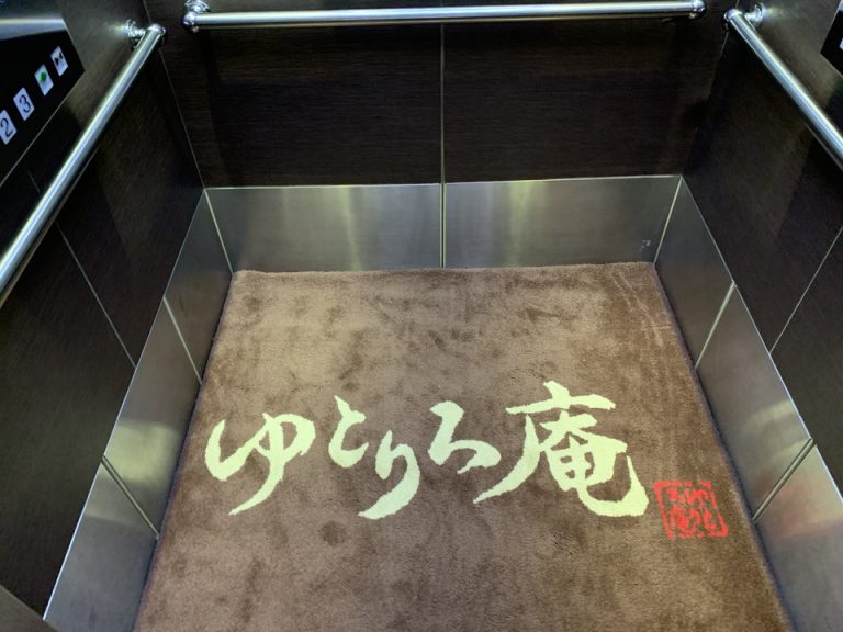 エレベーター内観