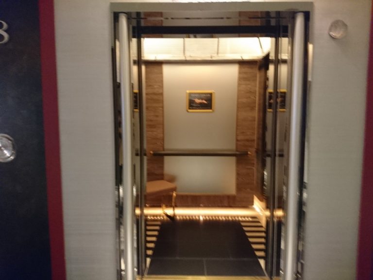 エレベーター内観