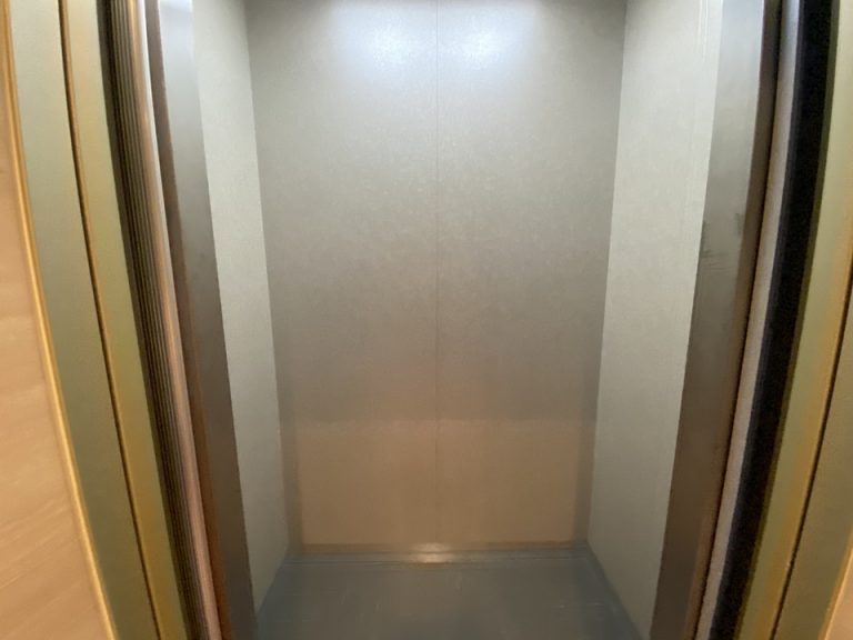エレベーター内観