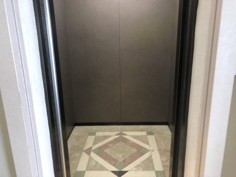 エレベーター内観