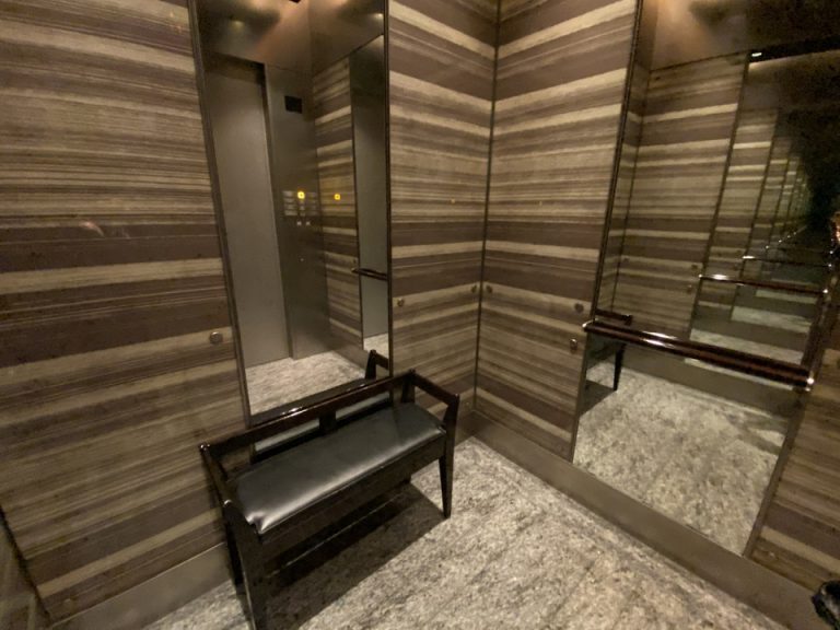 エレベーター内観