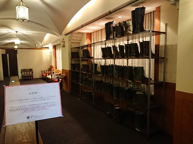 奥入瀬渓流の散策の際は無料で長靴を借りることができます