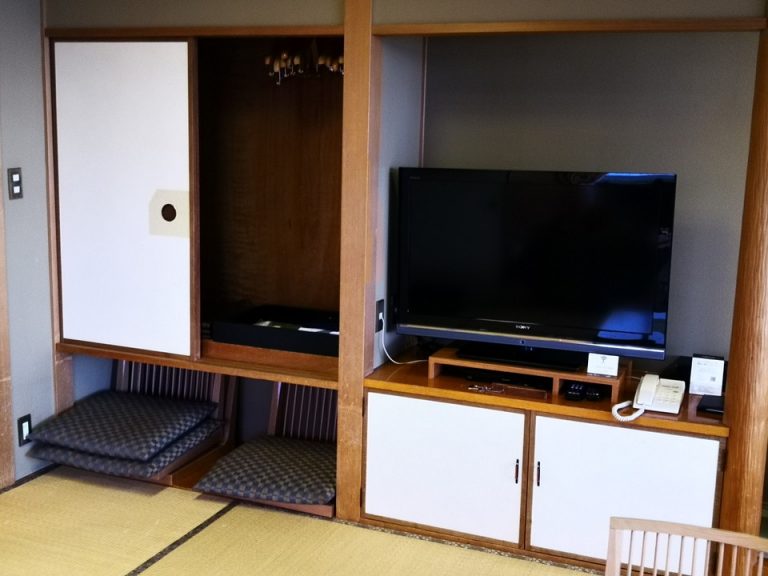 19_ベッド方向からテレビ