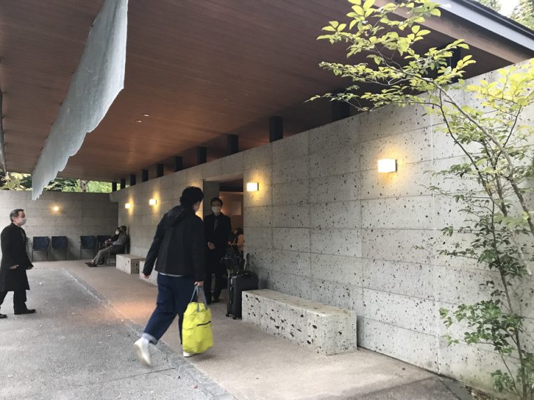 ホテル入口外観近く