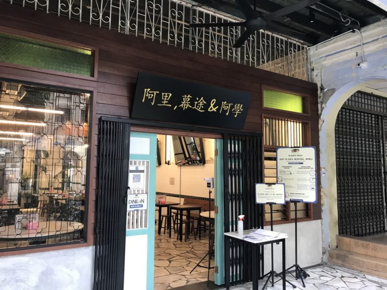 ホテルを出て左手にまっすぐ進んだ角には、有名なマレーシアの麺、ラクサを食べられるレストランがあります。Ali, Muthu _ Ah Hock Kopitiamというお店です。