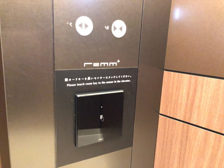 エレベーターボタン下