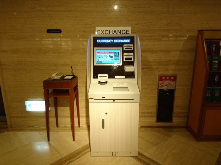フロント横に外貨両替機