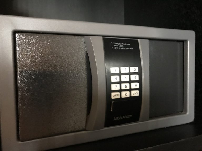 セーフティーボックス(閉じた状態) セーフティーボックスです。4桁の暗証番号を設定するタイプです。