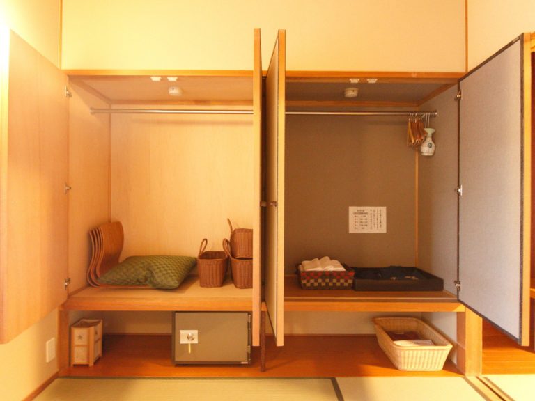 【クローゼット外観(開けた状態)】浴衣やタオルなどが収納されている