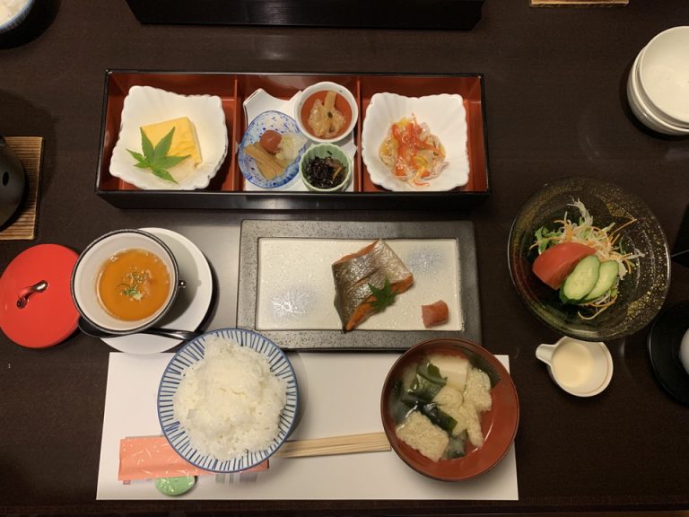 【朝食】おかずが多くて満足。ご飯は土鍋で用意してもらえました。