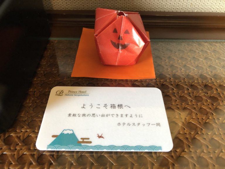 デスクの上のメッセージ と手作りのハロウィンかぼちゃ折り紙