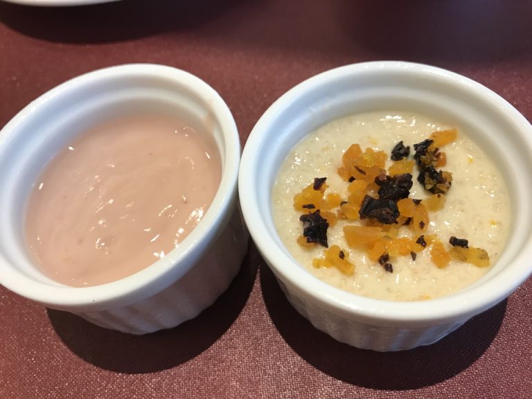 こちらはアメリカンブレックファーストに付く、ヨーグルトとミューズリーです。両方甘い味付けでした。