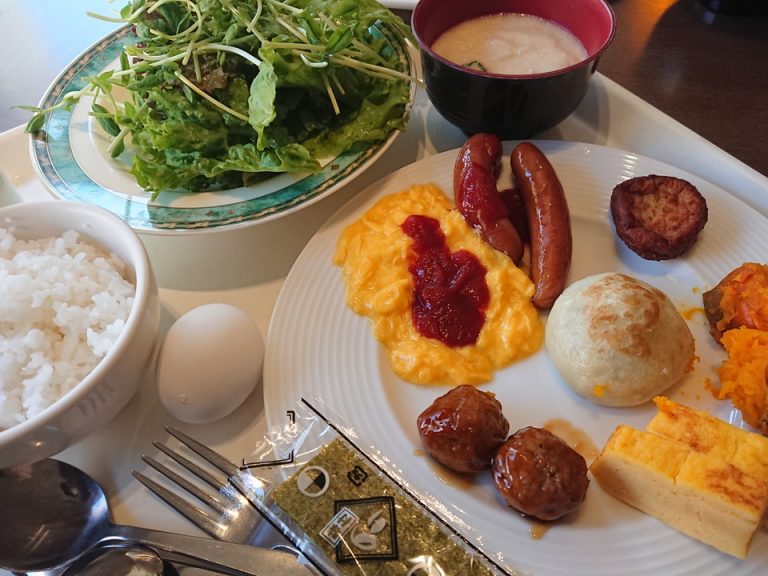 野沢菜のおやきやそばが郷土料理として並んでいました