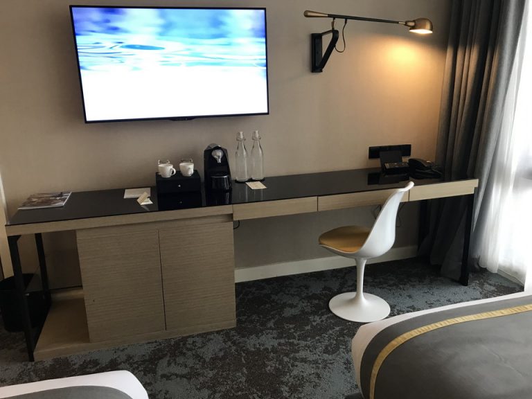 ベッド方向からTV1 ベッド方向からTVを見たところです。丁度正面です。テレビの角度は変更できません。