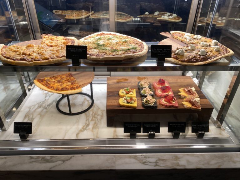 the jones cafeのショーケース(夜)