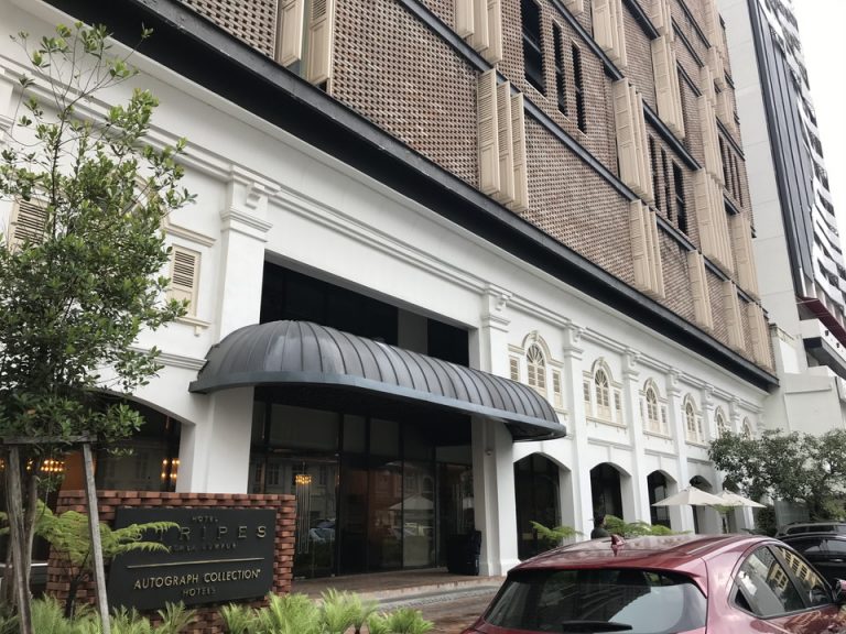 エントランス外観です。入口の前が駐車スペースになっています。宿泊ゲストやレストラン利用者はこちらのスペースに停めます。Grabタクシーは駐車スペース前で乗車することになります。クアラルンプールの中心の大型ホテルの前には青タクが待機しているところが多いですが、こちらのホテルでは見かけませんでした。