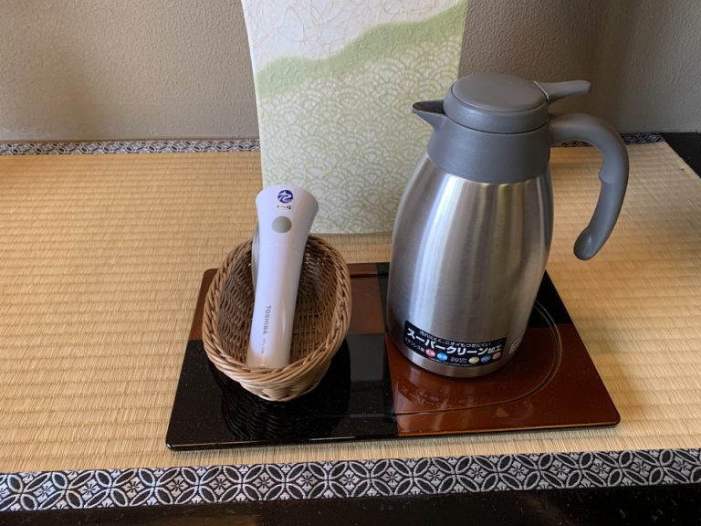 右側のポットにはお水が入っていました。