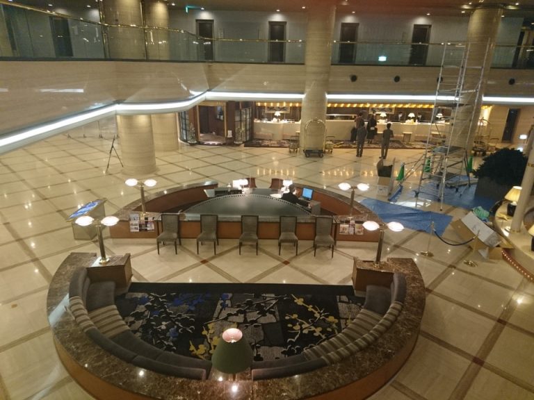 フロント全体とコンシェルズデスク