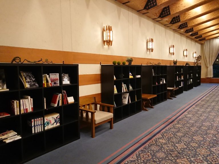 ラウンジ「河神」には様々なジャンルの本が置かれていて、ゆっくり読書を楽しむことができます