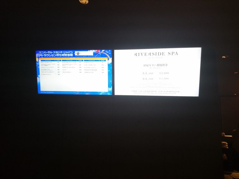 フロントでパークチケットの購入ができます