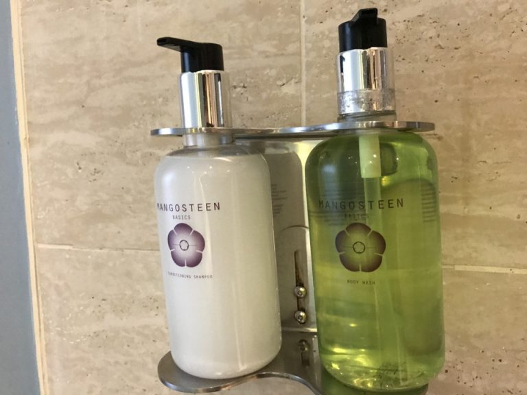 シャワー4 シャワー室内には、マンゴスチンのボディーソープと、シャンプーがありました。強い匂いではありませんが、確かにフルーツの香りがして、南国クアラルンプールらしくて良いと思いました。