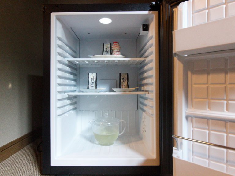 【冷蔵庫(開けた状態)】お菓子とお茶が冷やされていた(1)