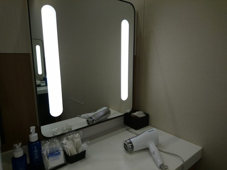 脱衣室の女優ミラー