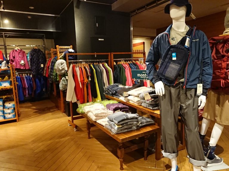 モンベルのウェアが豊富に取り揃えてあります