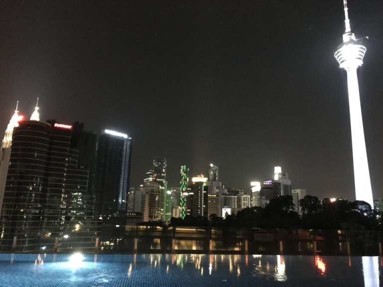 バーでお酒を飲みながら、クアラルンプールの夜景を楽しめます。KLタワーやツインタワーのライトアップと共に夜風に当たれます。屋根もありますので雨が降っても大丈夫です。