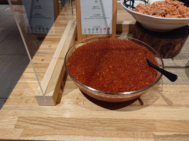 いくらが食べ放題。鮭と一緒に親子丼にしていただきました