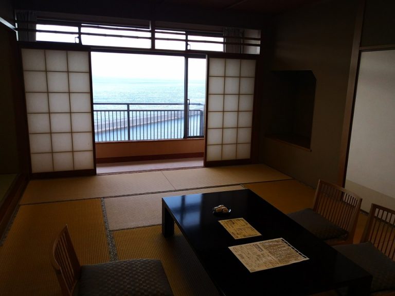 17_客室全体窓際方向
