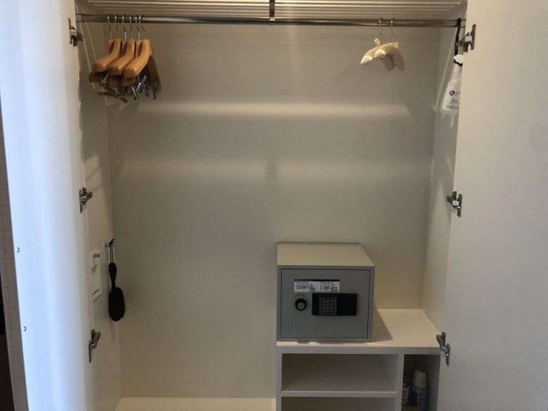 クローゼット外観(開けた状態)