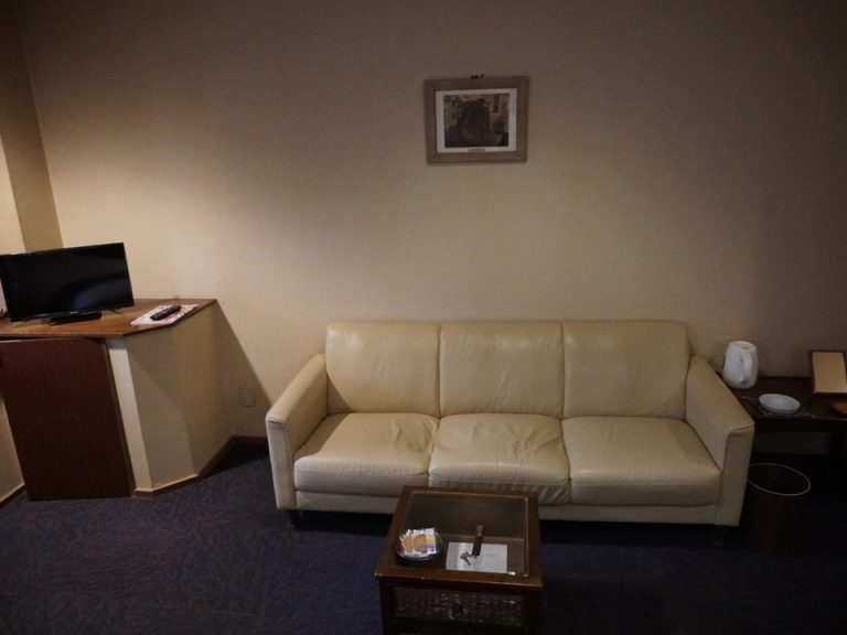 部屋内のソファ