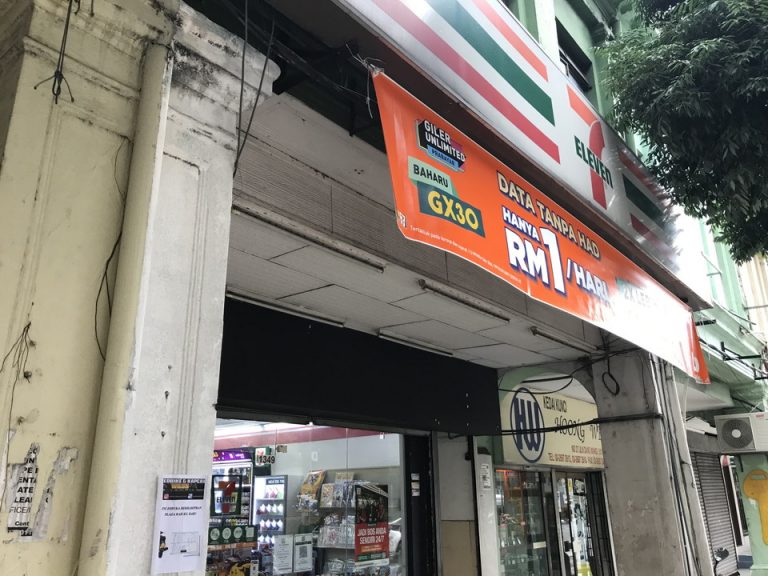 ホテルから歩いて3分くらいの場所にセブンイレブンがあります。小さい店舗ですが、ホテルすぐ横のコンビニよりは充実した品揃えです。