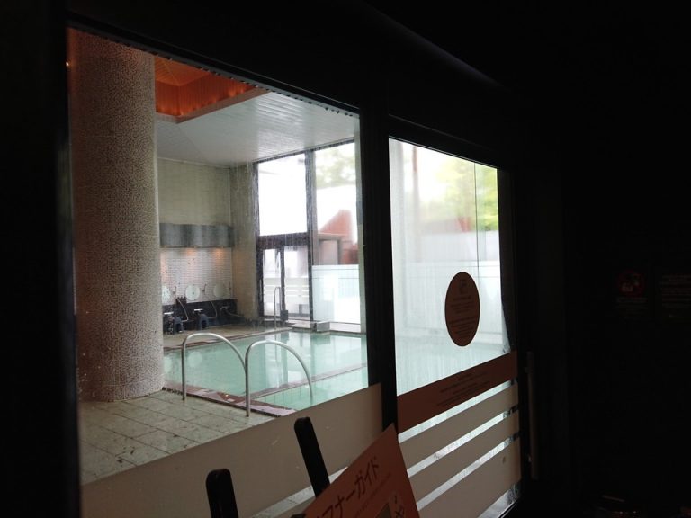 窓が大きく開放的な浴室。露天風呂からは渓流を間近に眺めることができます