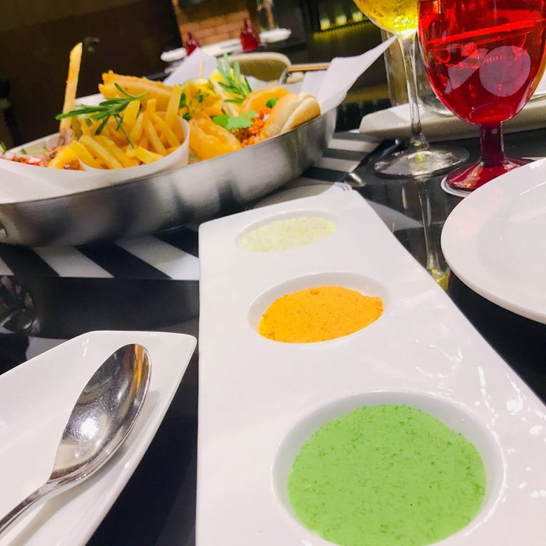 三種のお塩や、バーベキューソースでいただきます。お肉は、鳥、牛、ラムと三種類もありどれも大きく、食べきれないほどの量でした。特にホロホロの牛肉が美味しかったです。