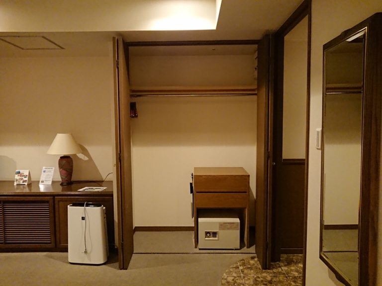 クローゼット外観(開けた状態)_広々として使いやすいです