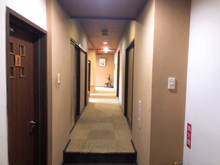 1階フロント横廊下